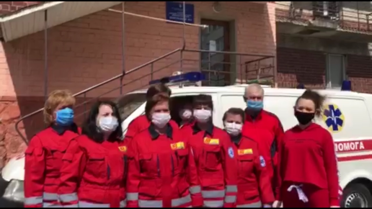 Франківські медики швидкої вийшли на протест: вимагають обіцяної премії за роботу під час карантину та гідної зарплатні (ФОТО)
