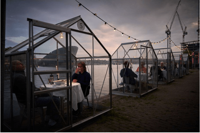 В Амстердамі відкрили ресторан з окремими скляними кабінами для відвідувачів
