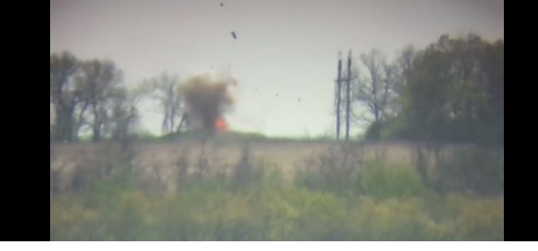 Українські військові підірвали ракетою авто бойовиків, що возило боєприпаси (ВІДЕО)