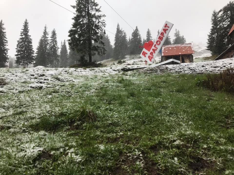 У переддень літа Карпати засипало снігом (ФОТО)