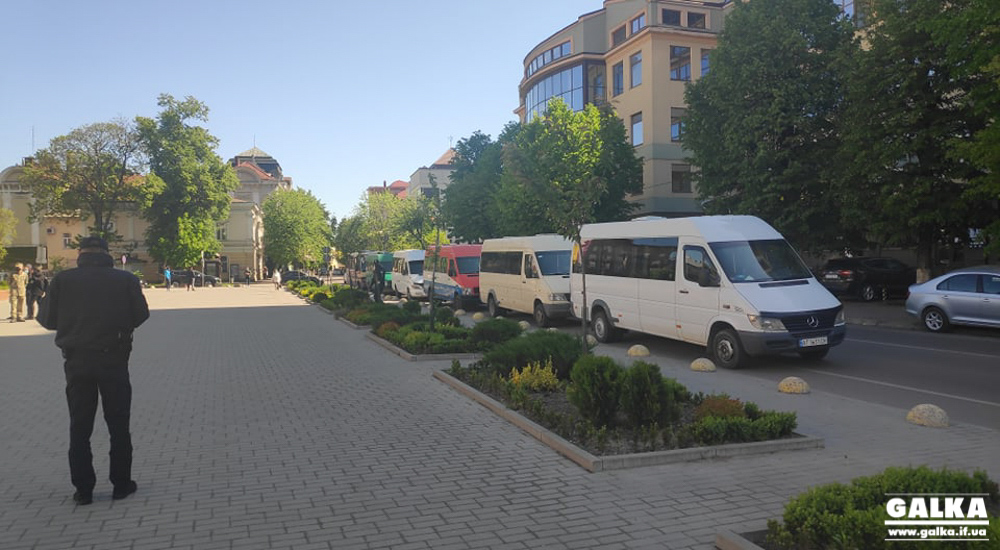Перевізники Прикарпаття вимагають відновити рух автобусів в області (ФОТО)