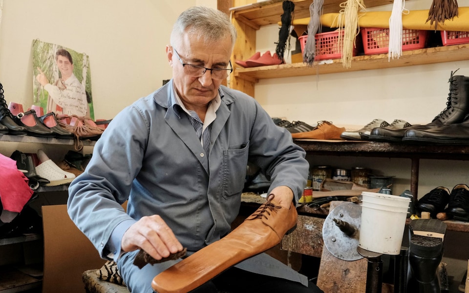 Кумедне і незручне: в Румунії винайшли взуття для соціального дистанціювання (ФОТО, ВІДЕО)