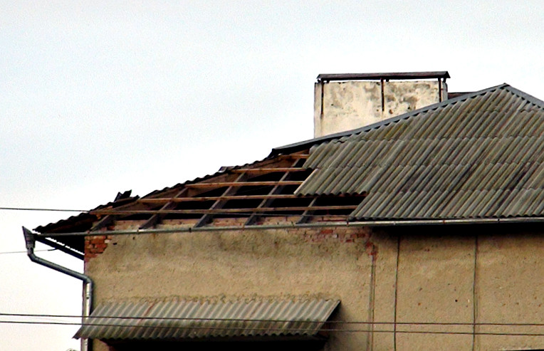 Понад 60 дахів не витримали зливи у Франківську