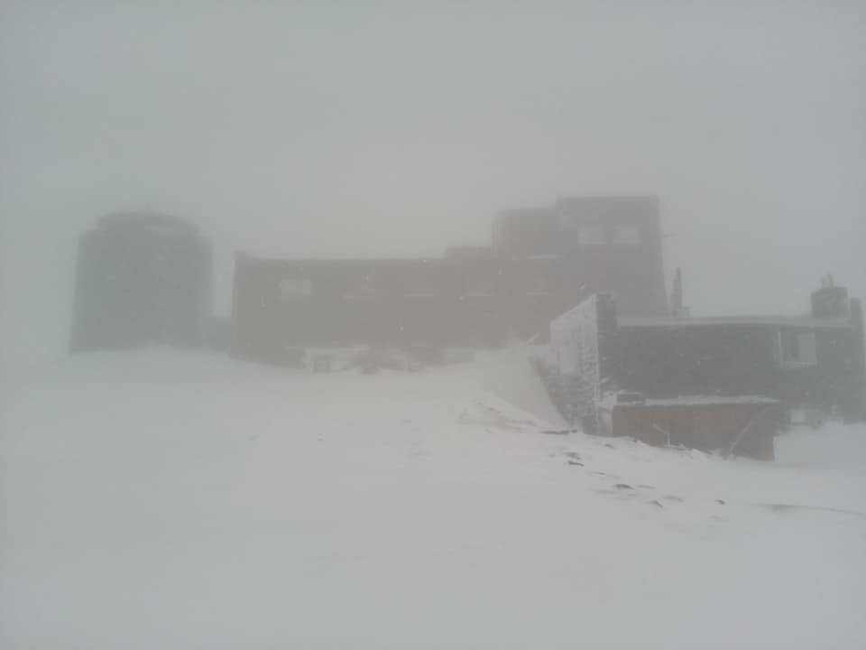 На найвищій рятувальній станції України літо зустрічають снігопадом (ФОТО)