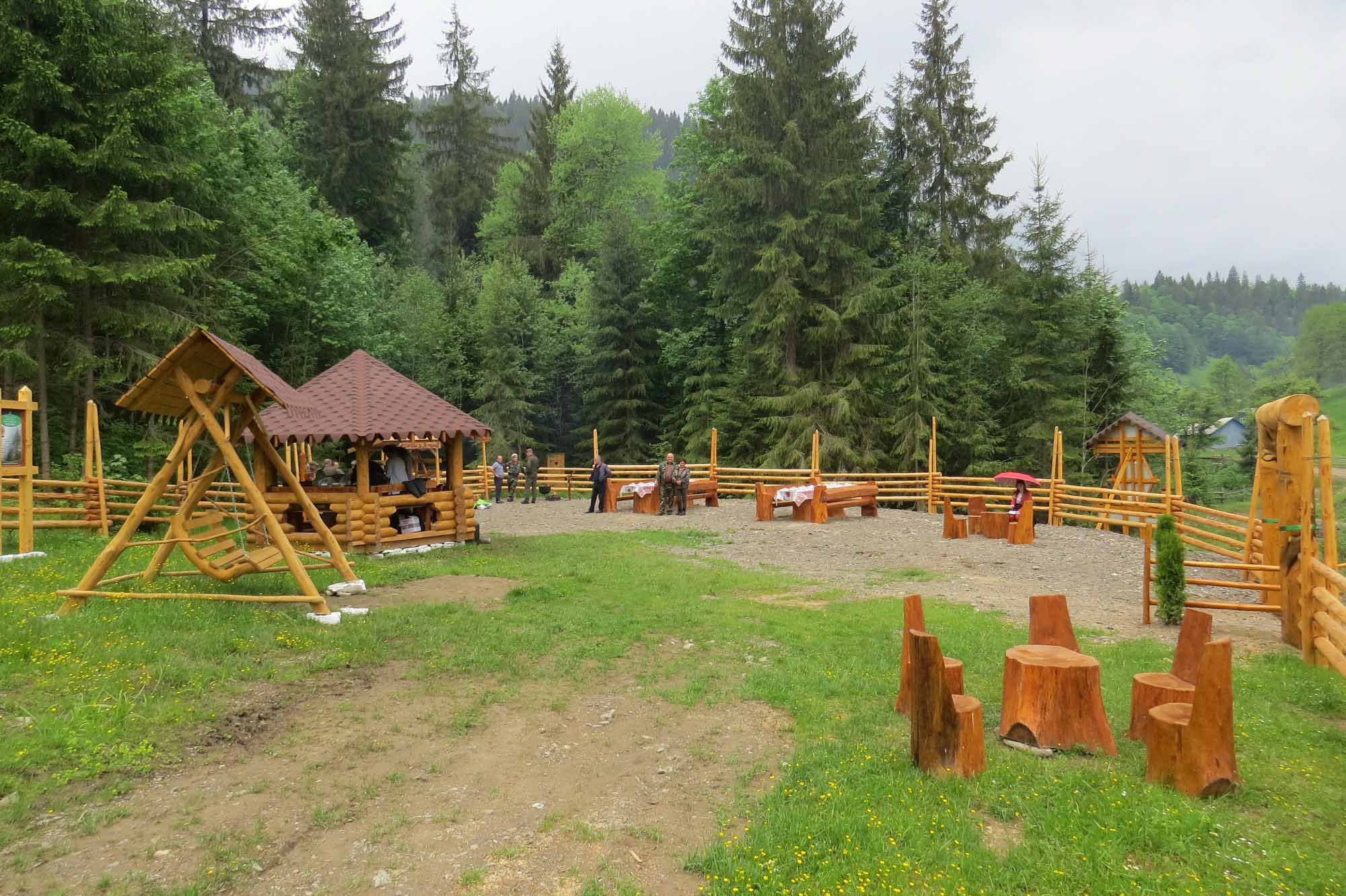 В урочищі Кируцин на Верховинщині лісівники створили зону відпочинку для туристів (ФОТО)