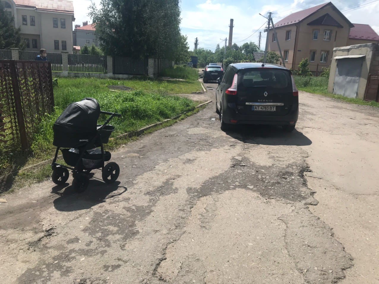 У Франківську автомобіль збив коляску з немовлям (ФОТО)