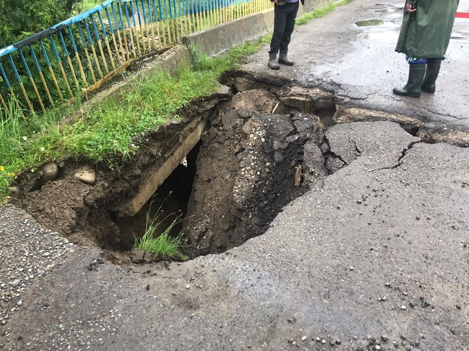 Негода пошкодила міст на дорозі Надвірна-Ланчин. Поліція перекрила рух транспорту (ФОТО)