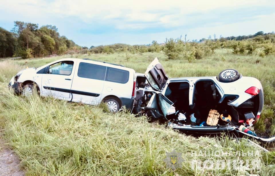 З’явилися фото та подробиці ДТП у Хом’яківці: водії – у реанімації (ФОТО)