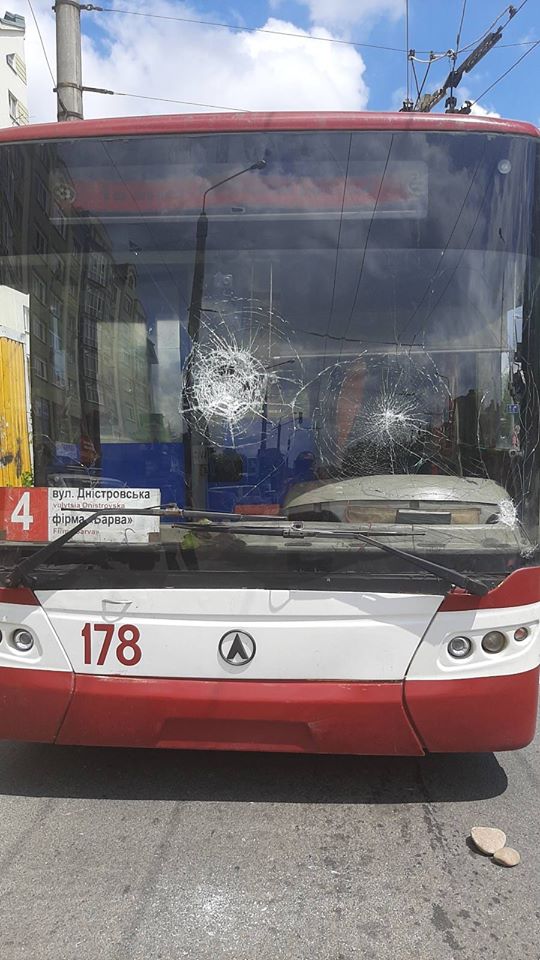 У Франківську чоловік розбив лобове скло тролейбуса, бо водій зробив зауваження (ФОТО)