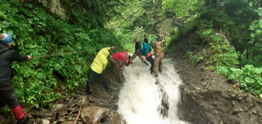 З’явилися фото, як рятували туристів з пастки на Манявському водоспаді (ФОТО)