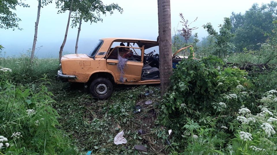 На Снятинщині п’яний водій врізався в опору, постраждали двоє пасажирів (ФОТО)