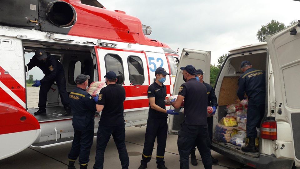 Рятувальники гелікоптером передадуть відрізаним від світу через негоду прикарпатцям дві тонни харчів (ФОТО)