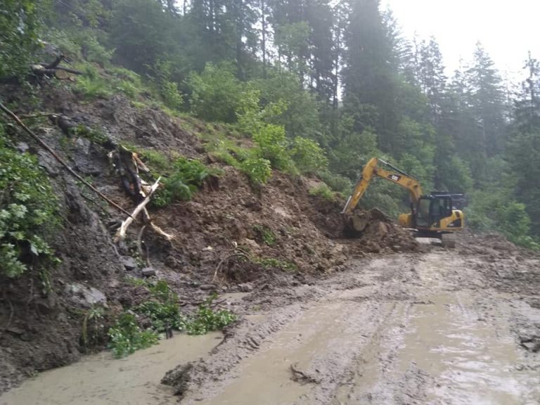 У Верховинському районі зсув ґрунту перекрив дороги до чотирьох сіл (ФОТО, ВІДЕО)