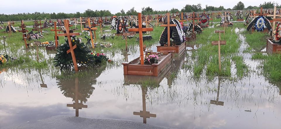 Потужні зливи затопили кладовище в Чукалівці (ФОТО)