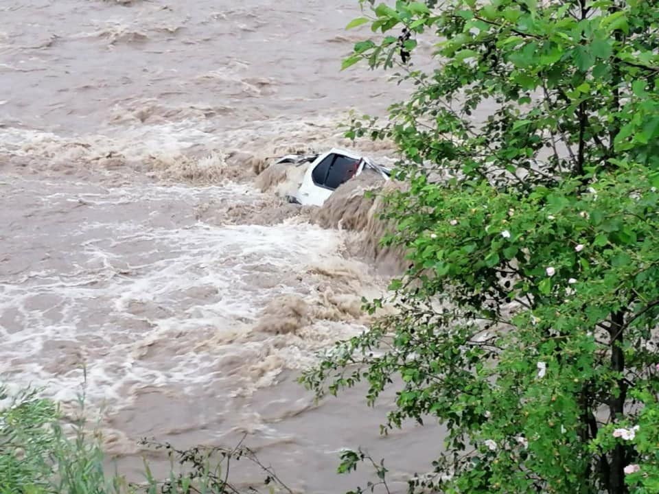 У Яблуниці на Верховинщині вночі машина впала у річку – доля водія невідома (ФОТОФАКТ, ДОПОВНЕНО)