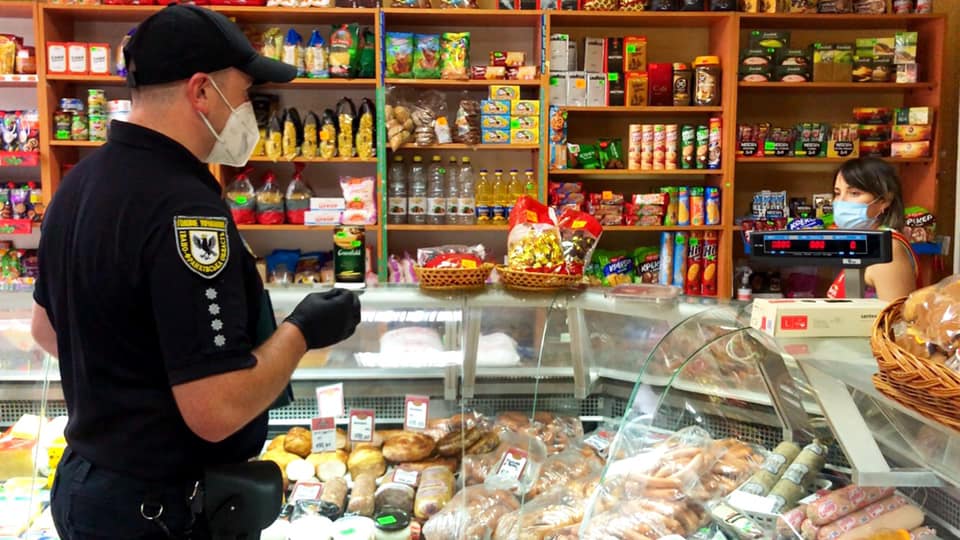 В Івано-Франківській області 100 магазинів перевірили на дотримання карантину. Порушення лише в трьох (ФОТО)