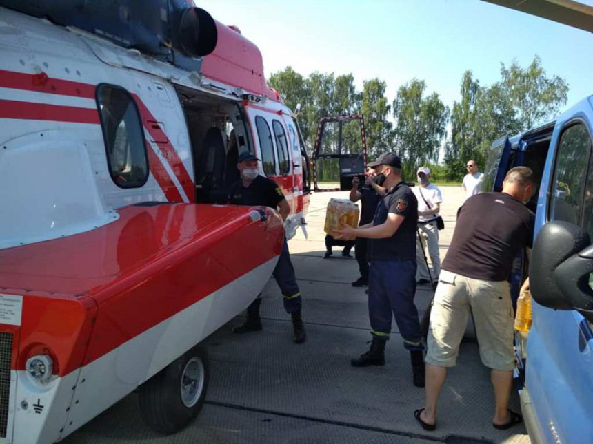 Відрізані від світу негодою села Верховинщини отримали допомогу з Черкас (ФОТО)