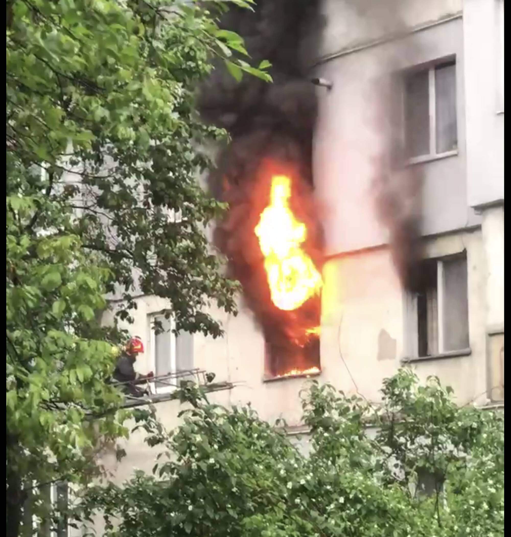 На Вовчинецькій палає квартира в багатоповерхівці – на пожежі врятували жінку (ВІДЕО, ОНОВЛЕНО)