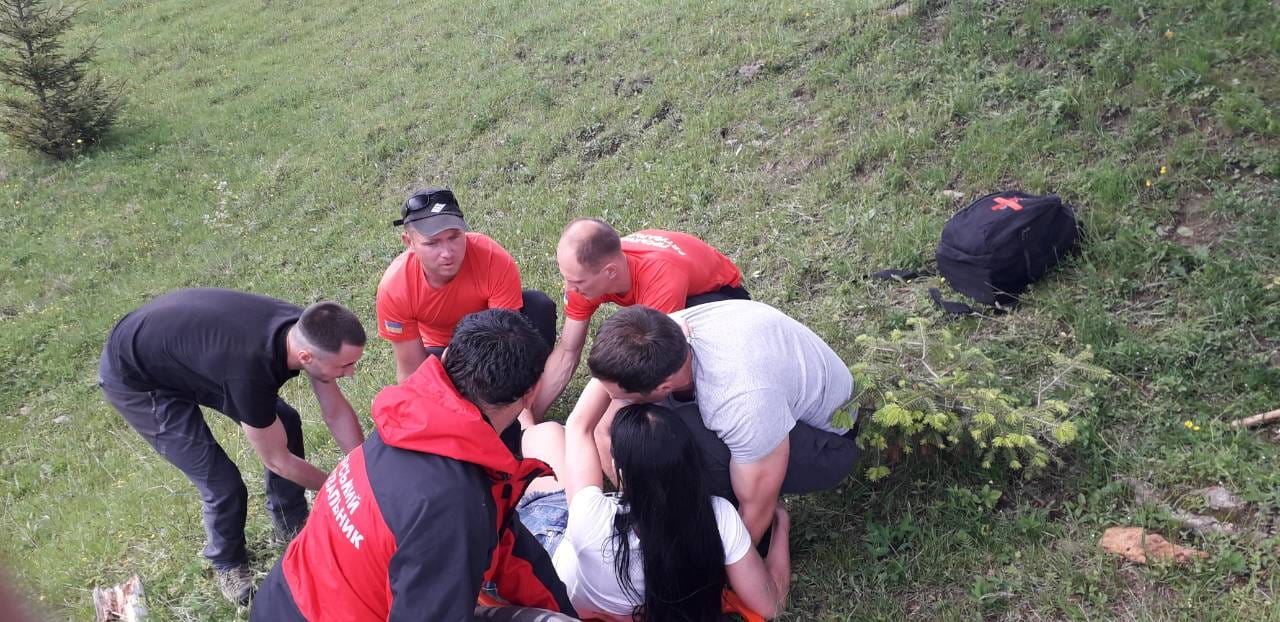 У горах на Верховинщині рятувальники допомагали травмованій туристці (ФОТОФАКТ)