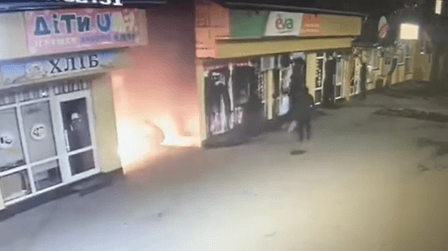 З’явилося відео нічного підпалу магазинів у Надвірній