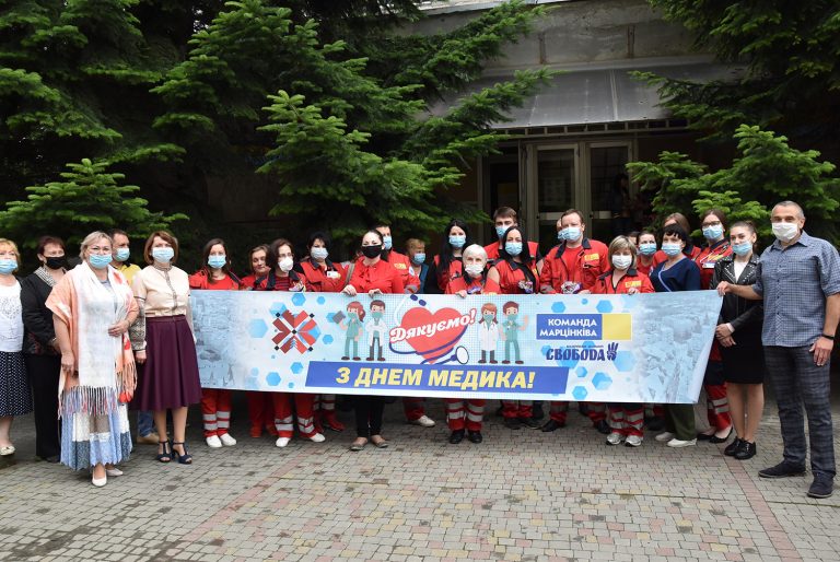 Поблизу усіх 35 медзакладів Франківської ОТГ нині розгорнули банер з написом “Дякую” (ВІДЕО)