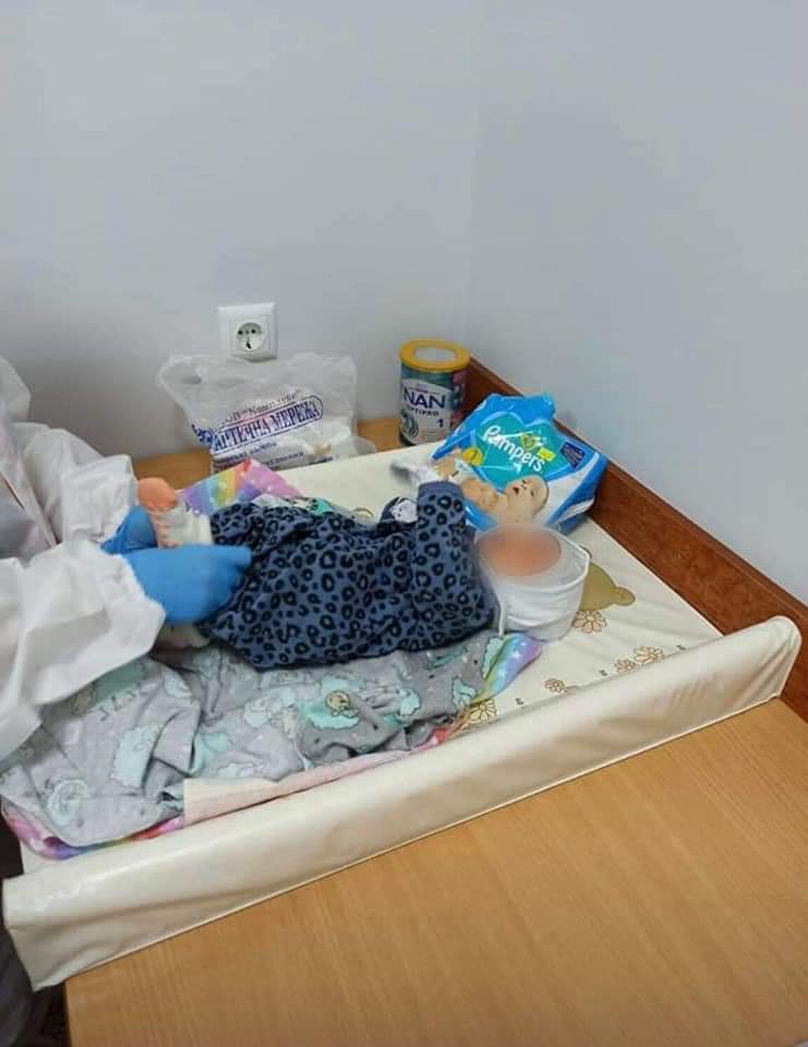 Під міською дитячою лікарнею знайшли немовля – мати анонімно залишила недоношеного хлопчика (ФОТО)