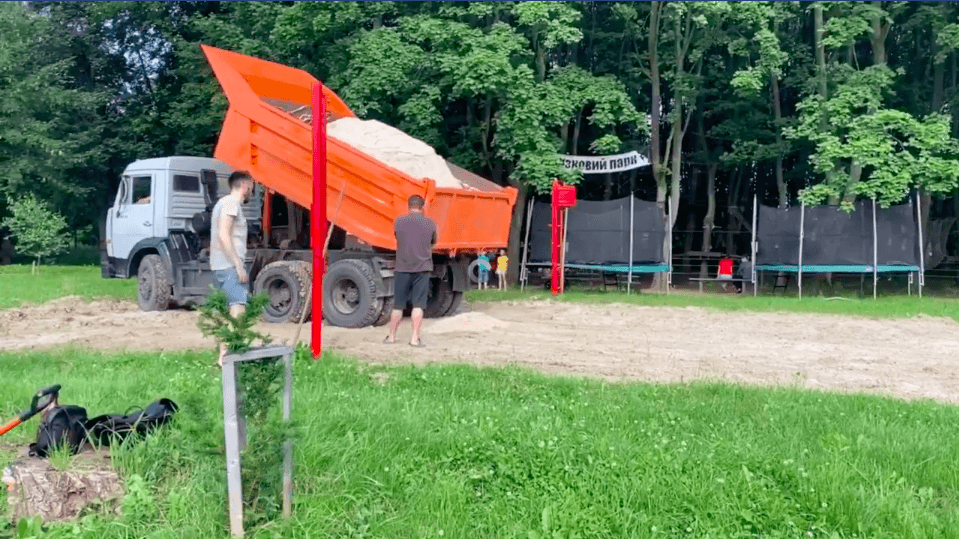 На міському озері Коломиї активісти облаштували волейбольний майданчик (ВІДЕО)