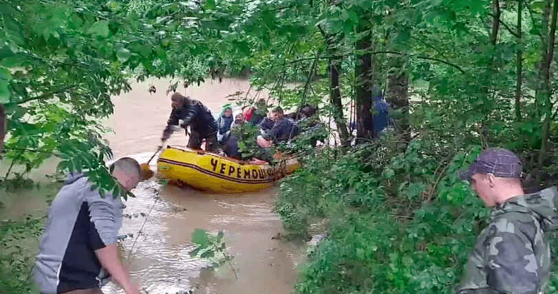 Рибпатруль показав, як рятували туристів з дітьми із затопленого будинку в Осмолоді (ВІДЕО, ФОТО)