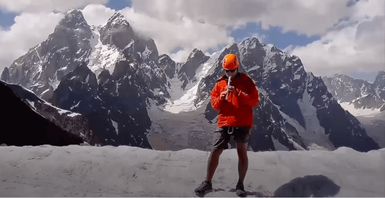 Вчитель історії з Косова зіграв гуцульський аркан в Альпах та Гімалаях (ВІДЕО)