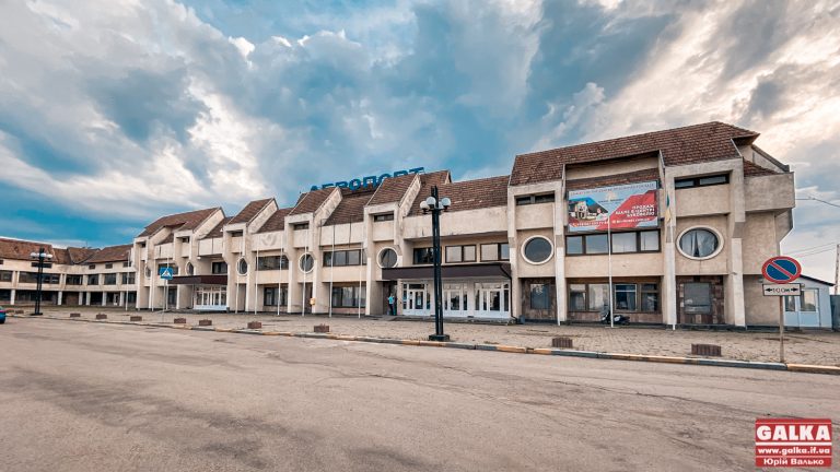 “Наш регіон та місто втрачає туристів”: міська рада просить у президента й Уряду реконструювати Франківський аеропорт