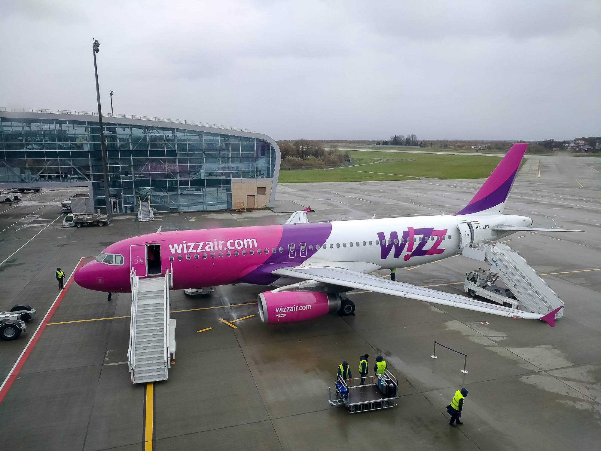 Wizz Air скасовує понад 20 рейсів з України на листопад