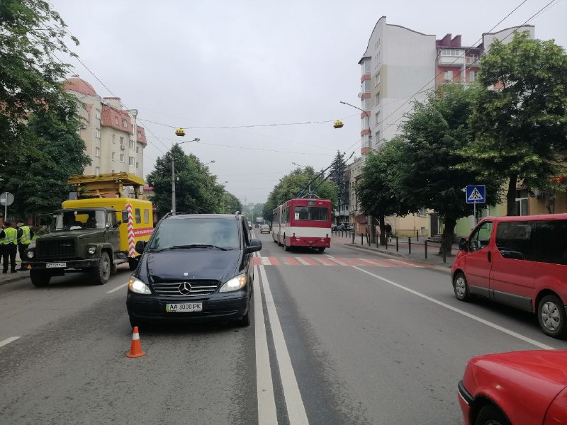 На Галицькій Mercedes “на зебрі” збив жінку – її госпіталізували (ФОТО)