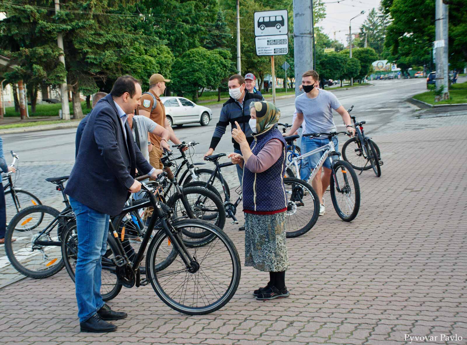 “Що там на Хоткевича?”: франківські посадовці на велосипедах проінспектували мікрорайон (ФОТО)