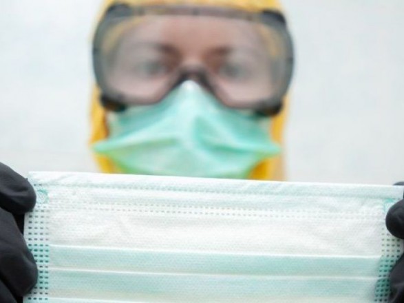 На Прикарпатті очікують нашарування двох штамів грипу та COVID-19, а людей закликають носити маску на вулиці