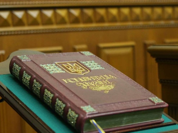 Вперше без урочистостей: в Україні святкують День Конституції