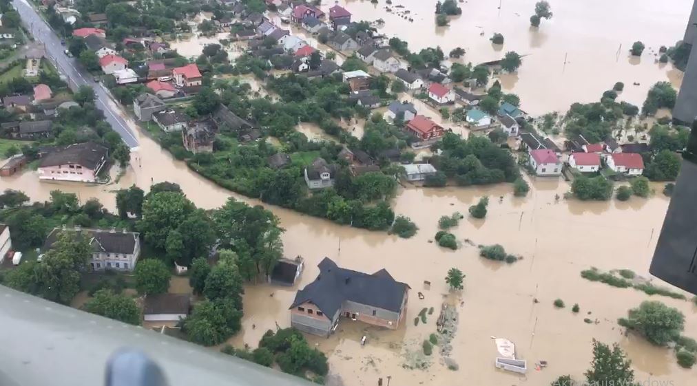 У мережі показали затоплені Галич та інші регіони Прикарпаття. Відео з гелікоптера Шмигаля