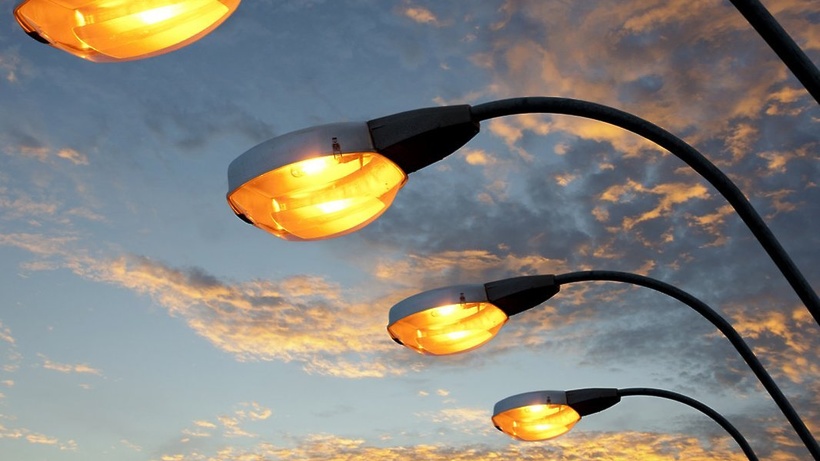 У Тлумацькій громаді відновлюють вуличне освітлення, яке рік не працювало