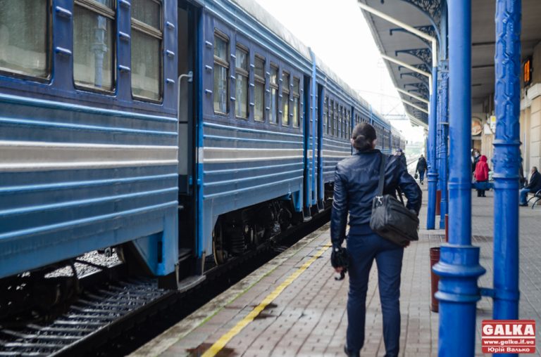 З Прикарпаття затримується низка потягів