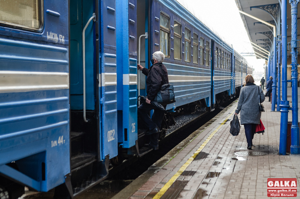 На Прикарпатті у жовтні декілька потягів змінять рух (СПИСОК)