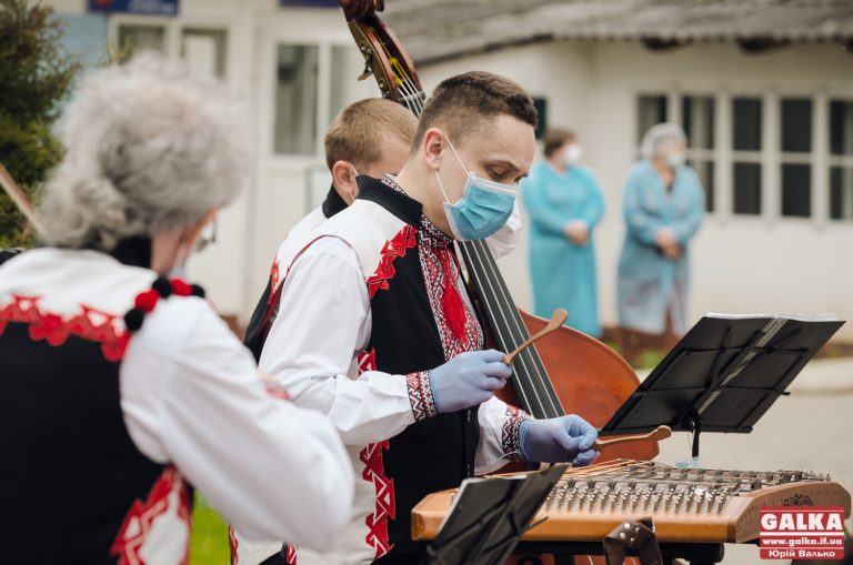Під інфекційною лікарнею у Франківську медикам подякували концертом (ФОТО, ВІДЕО)