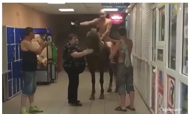 У Києві роздягнений чоловік на коні навідався у супермаркет (ВІДЕО)
