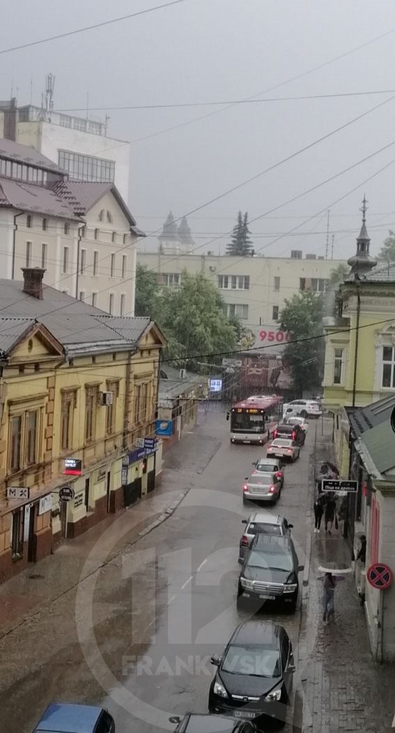 Франківські вулиці після сильної зливи перетворилися на ріки (ФОТО, ВІДЕО)