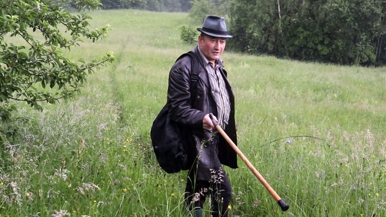 Долає сотні кілометрів: як працює поштар у віддалених куточках гір (ВІДЕО)