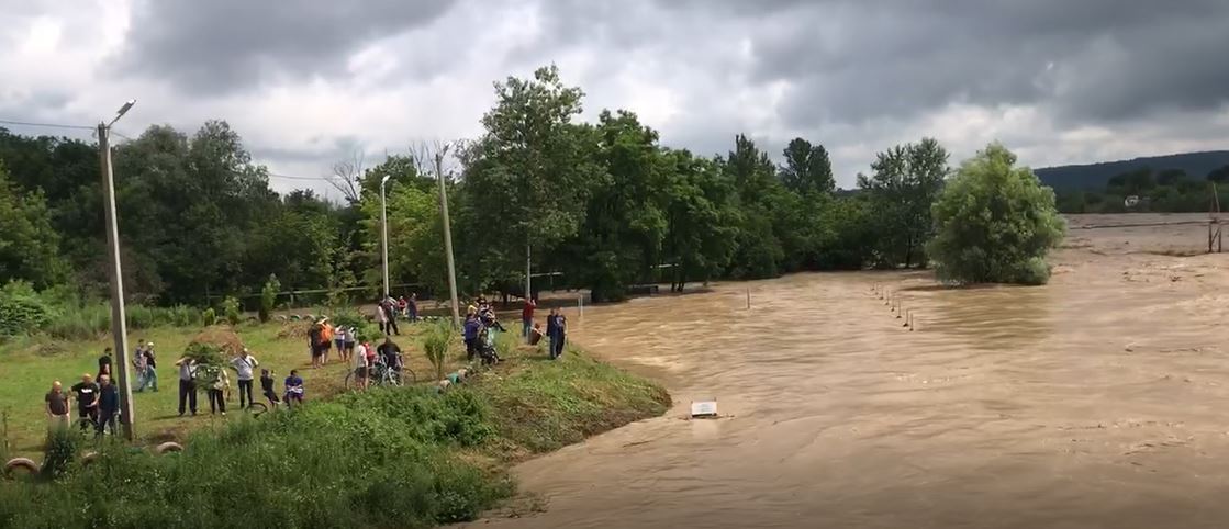 Дорогу між Коломиєю і Косовом перекривають: у Пруті критично піднялася вода (ВІДЕО)