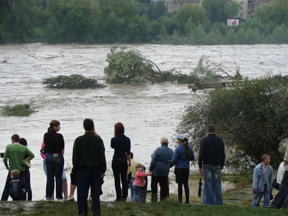 У мережі нагадали, як виглядала в Івано-Франківську повінь 2008 року (ФОТО)