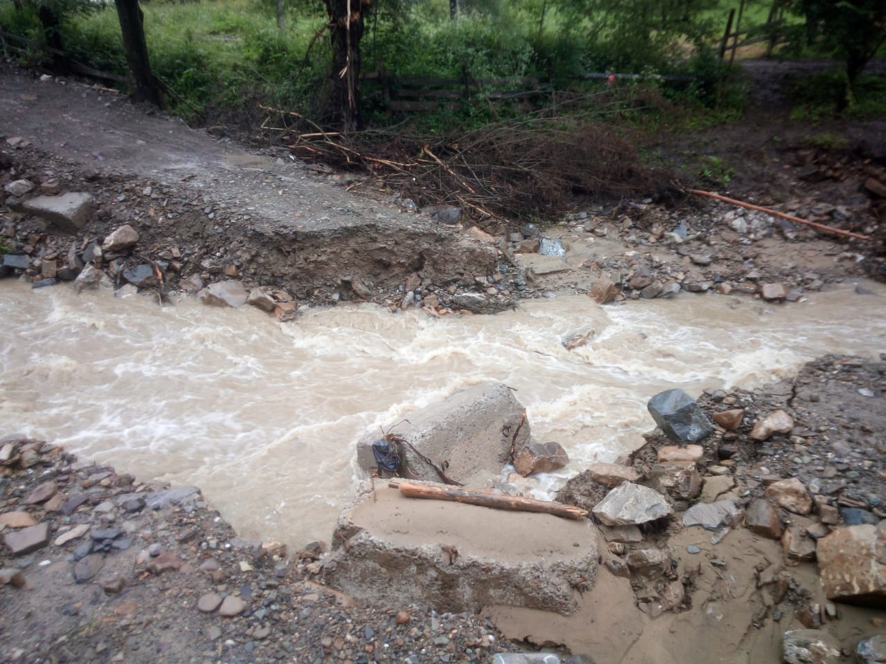 Дощі розмили дороги до ще трьох сіл на Прикарпатті (ФОТО)