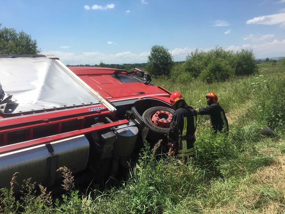 ДТП у Коломиї: вантажівка з’їхала в кювет і перекинулася (ФОТО)