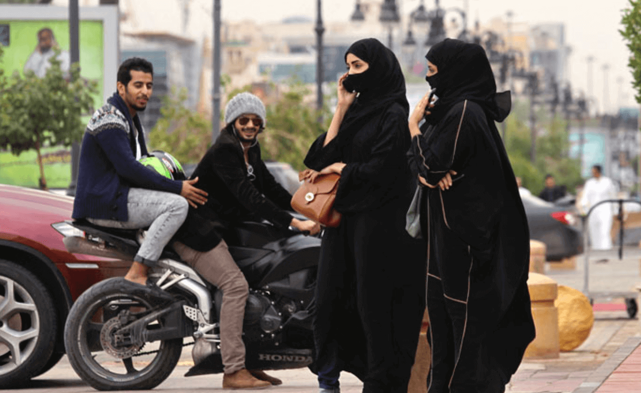 Історичне рішення: у Саудівській Аравії визнали право жінки на самостійне життя та подорожі