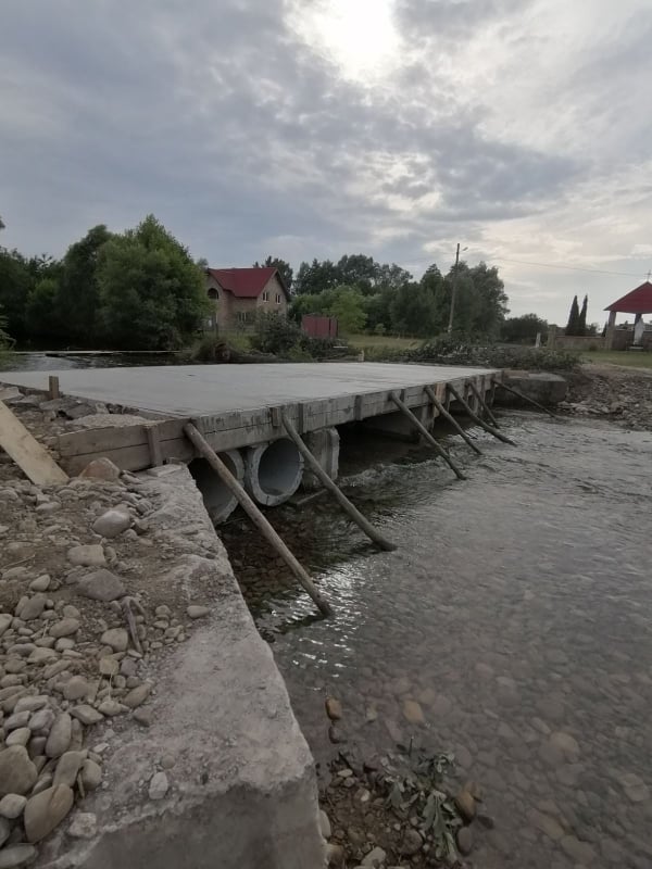 У Тисменичанах відновили міст, який зруйнувала повінь (ФОТО)