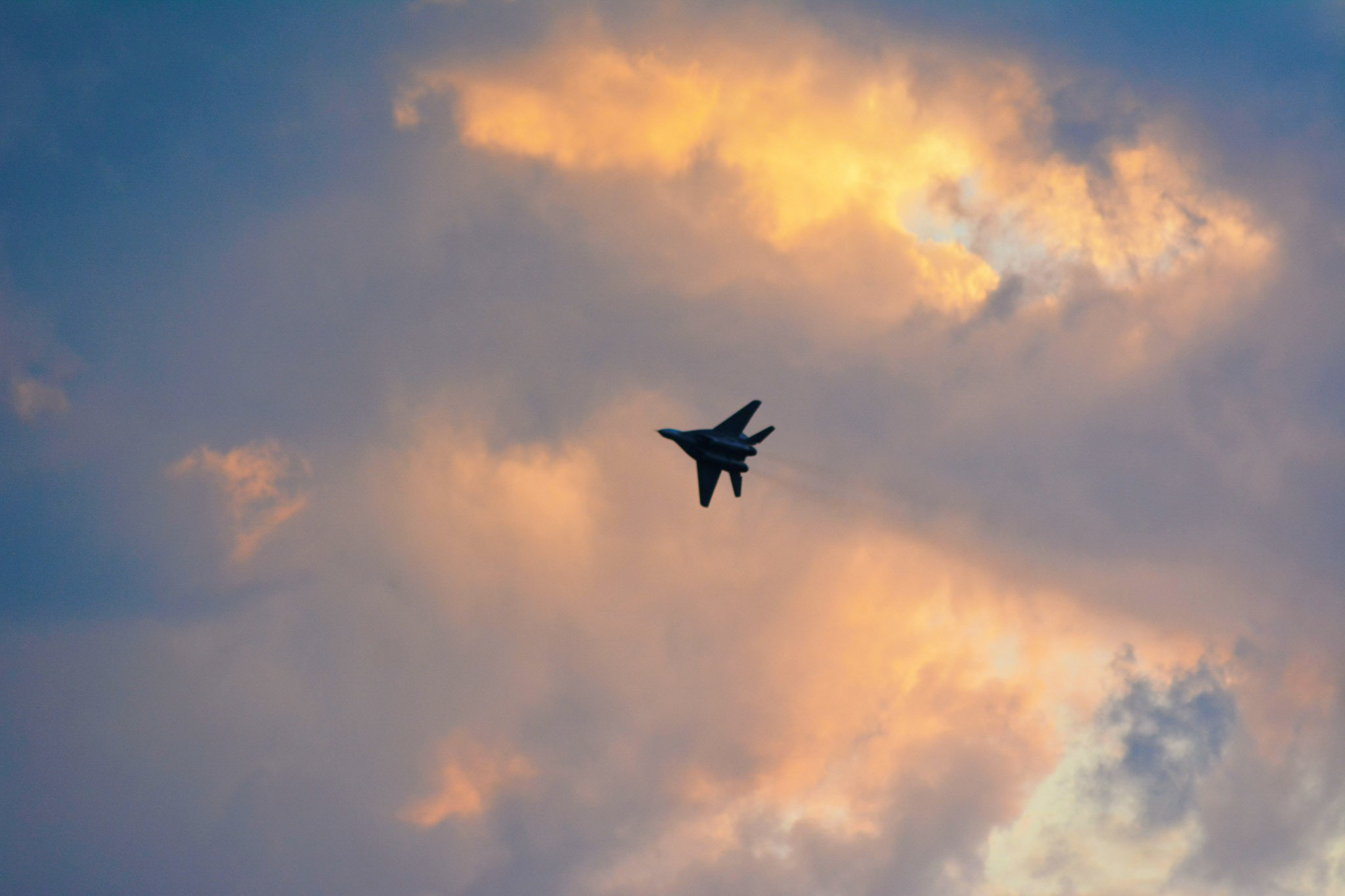 Повітряні бої та складний пілотаж: у франківському небі льотчики відточують майстерність (ФОТО)